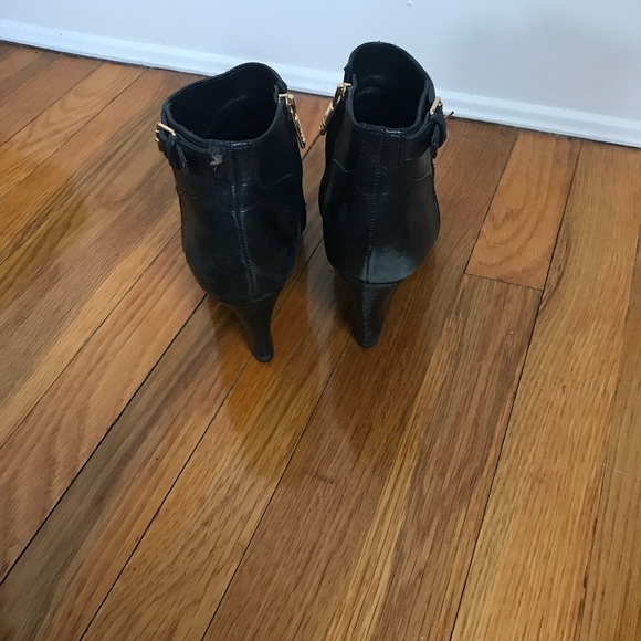 Beautiful Tory Burch black booties size 6.5 - Picture 3 of 3
